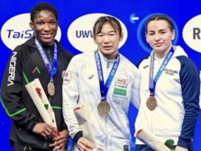 U23世界レスリング選手権で卒業生の元木が金メダル、青柳が銅メダル